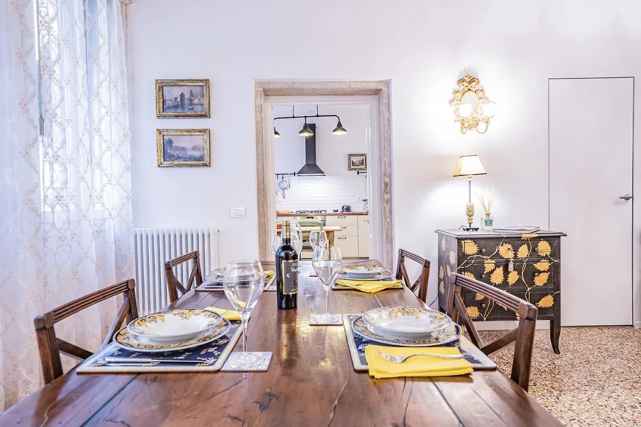 Ca' San Beneto Completely Refurbished In A Fabulously Central Area Venetië