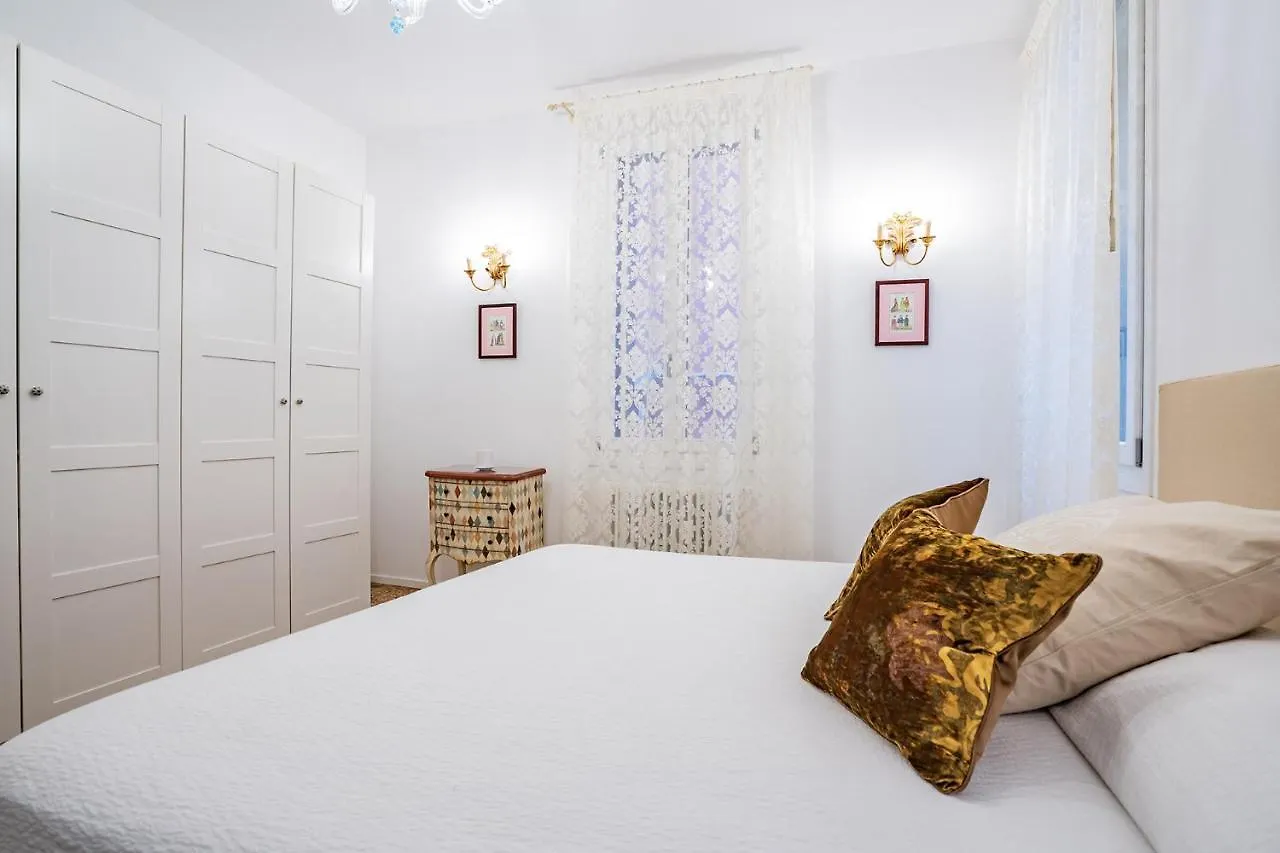 Ca' San Beneto Completely Refurbished In A Fabulously Central Area Venice Apartment